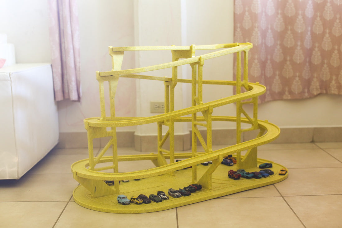Niños y un adulto jugando en el piso con Tranque